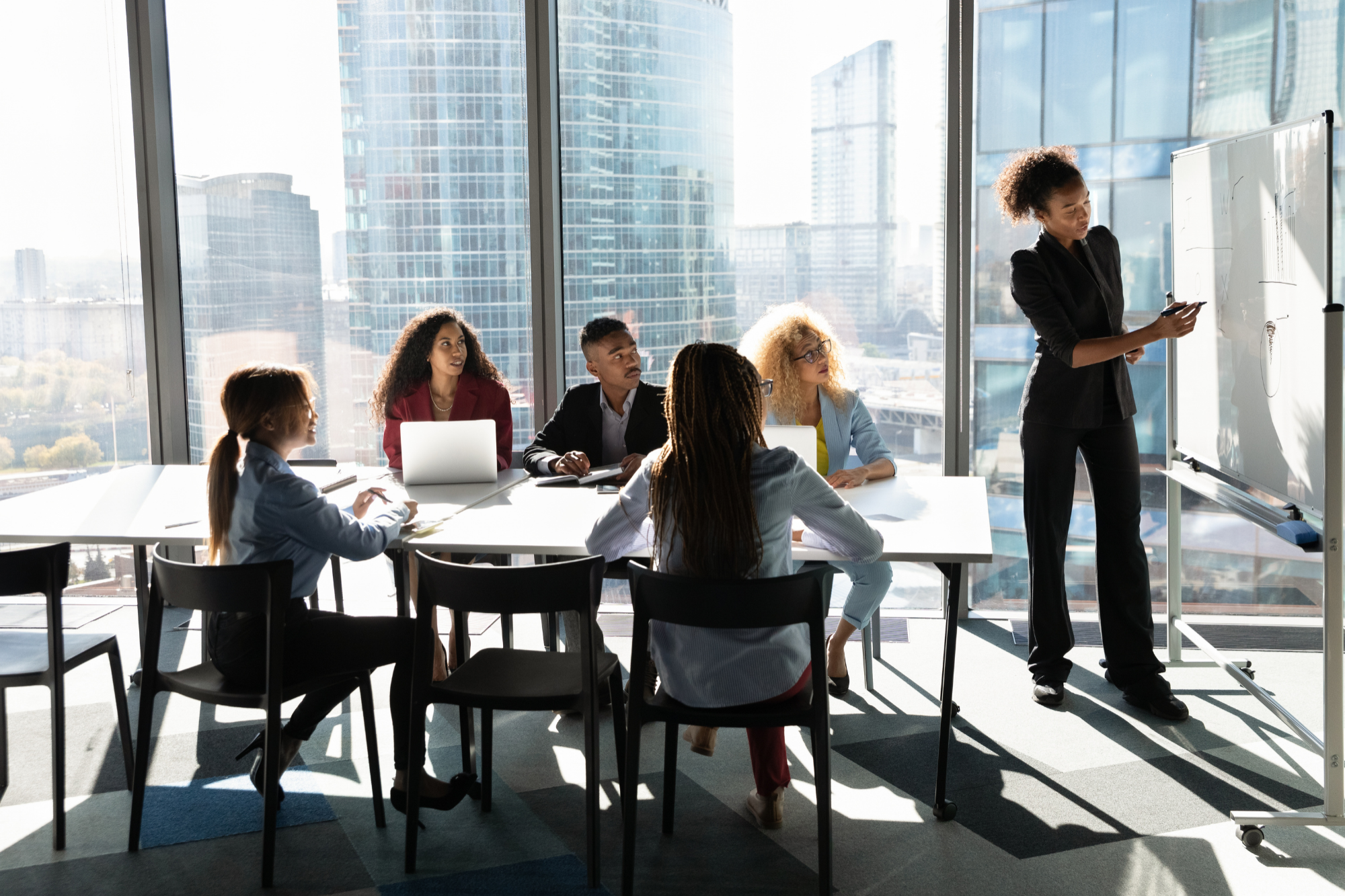 Desenvolva a liderança com Leovyntra: um curso de estratégia e planejamento empresarial para os líderes de hoje